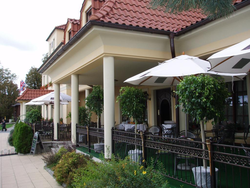 Hotel Buchlovice Exterior photo