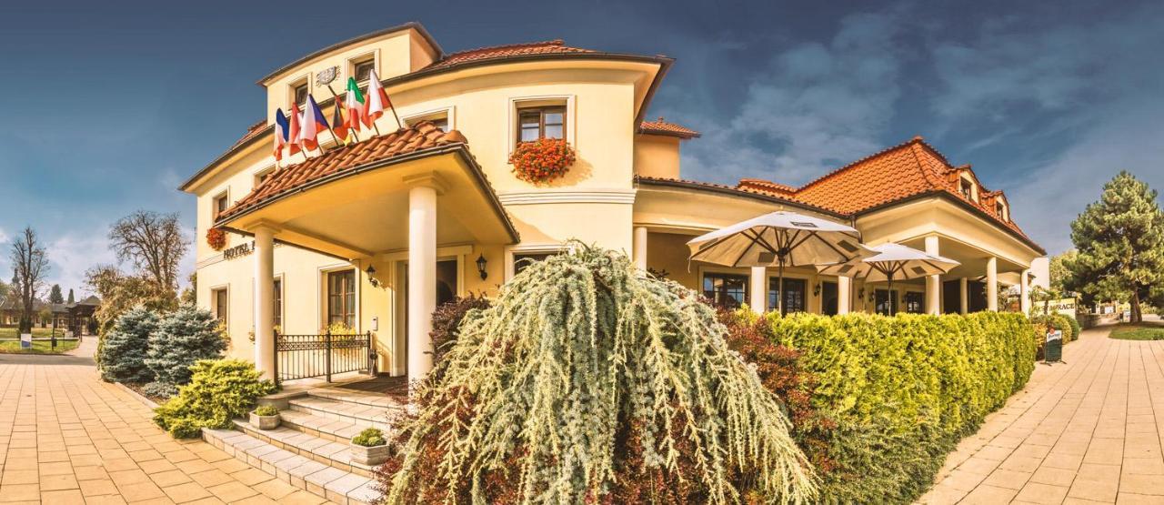 Hotel Buchlovice Exterior photo